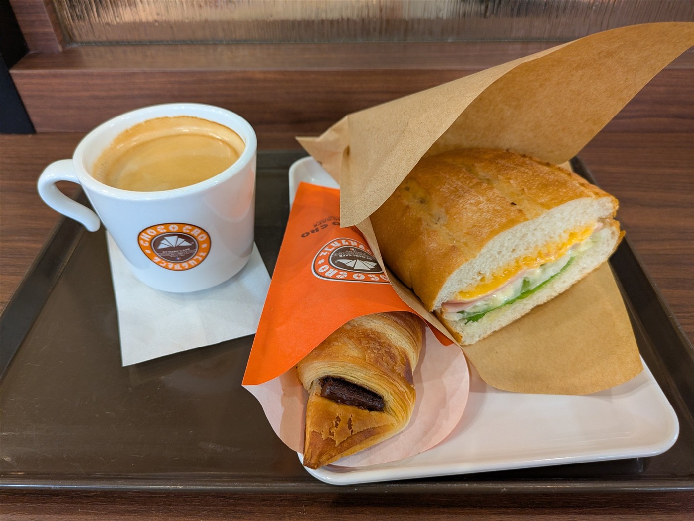 サンマルクカフェのブレンドコーヒー、チョコクロ、ハムチーズのホットサンド