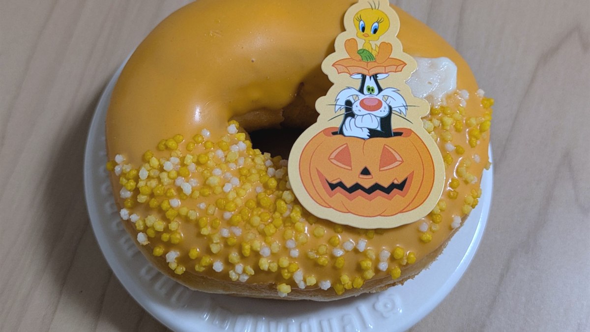ハロウィン仕様のピックが刺さったパンプキン味のドーナツ