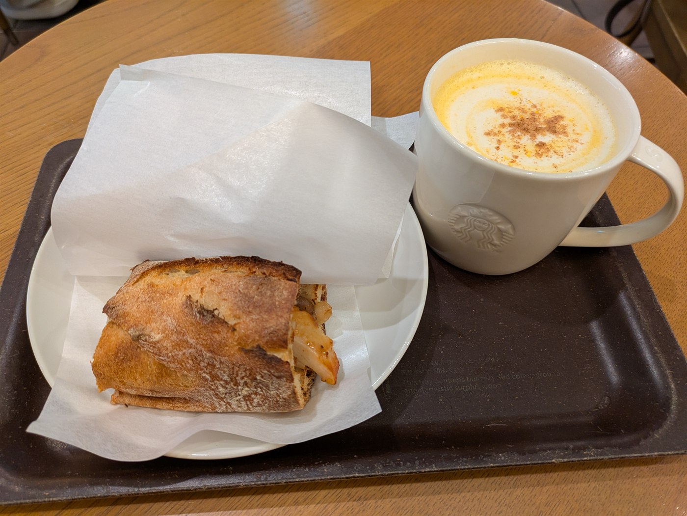 スタバのパンプキン スープチーノと、3種のきのこ&ローストチキン スターバックス バゲットサンド